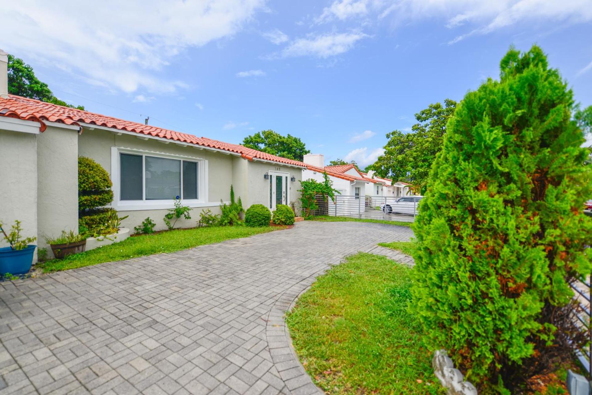 Discover Serenity In This Tranquil Miami Home Exterior photo