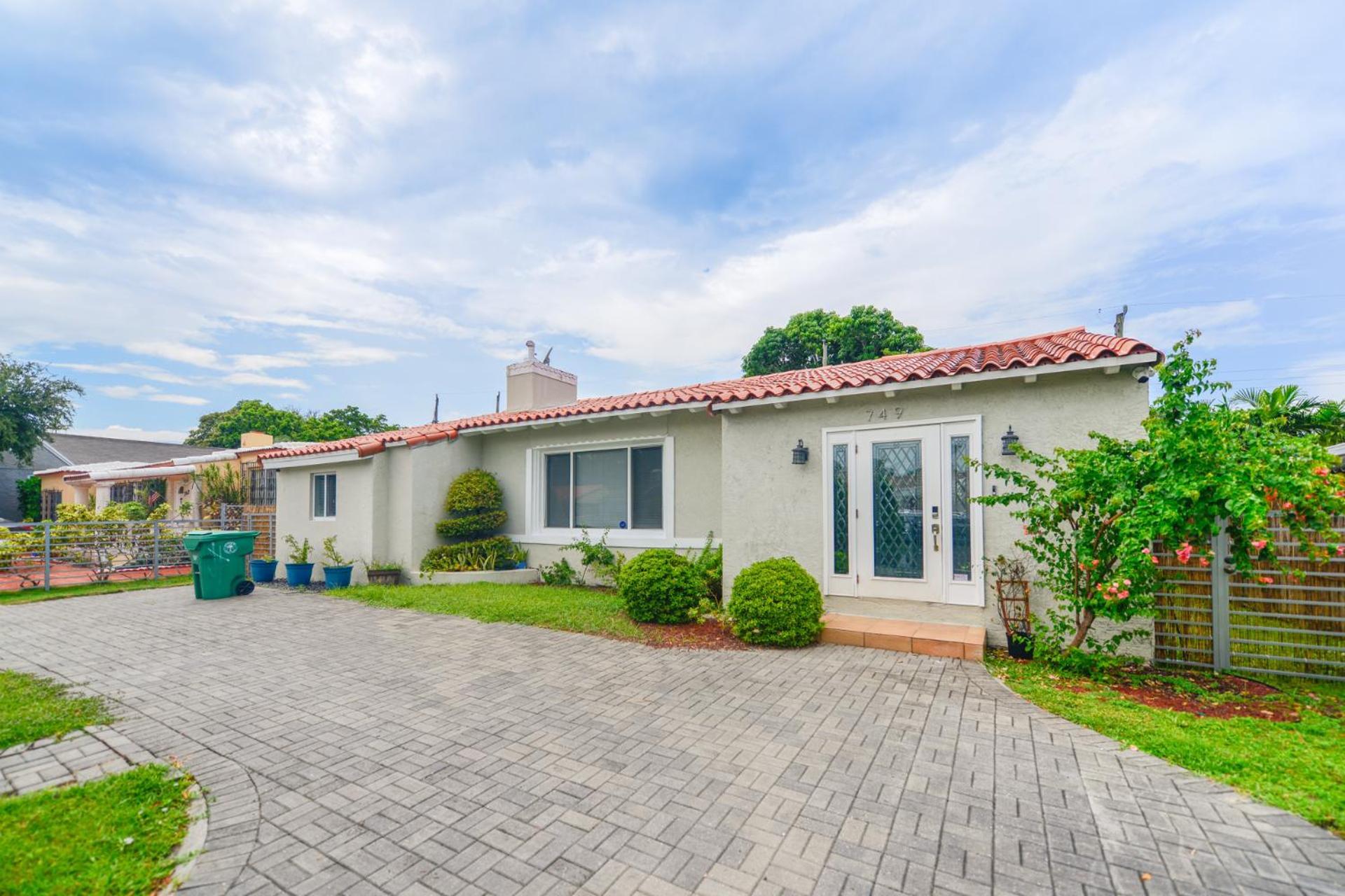 Discover Serenity In This Tranquil Miami Home Exterior photo