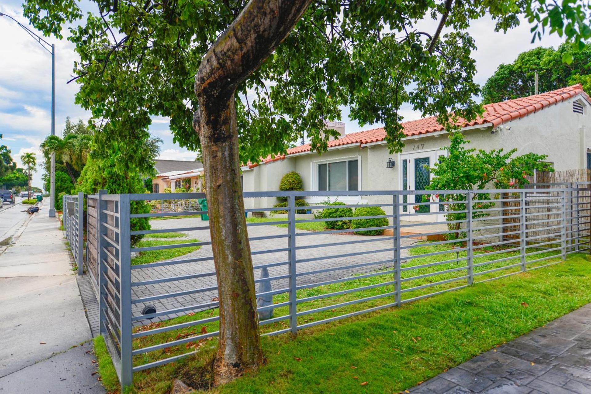 Discover Serenity In This Tranquil Miami Home Exterior photo