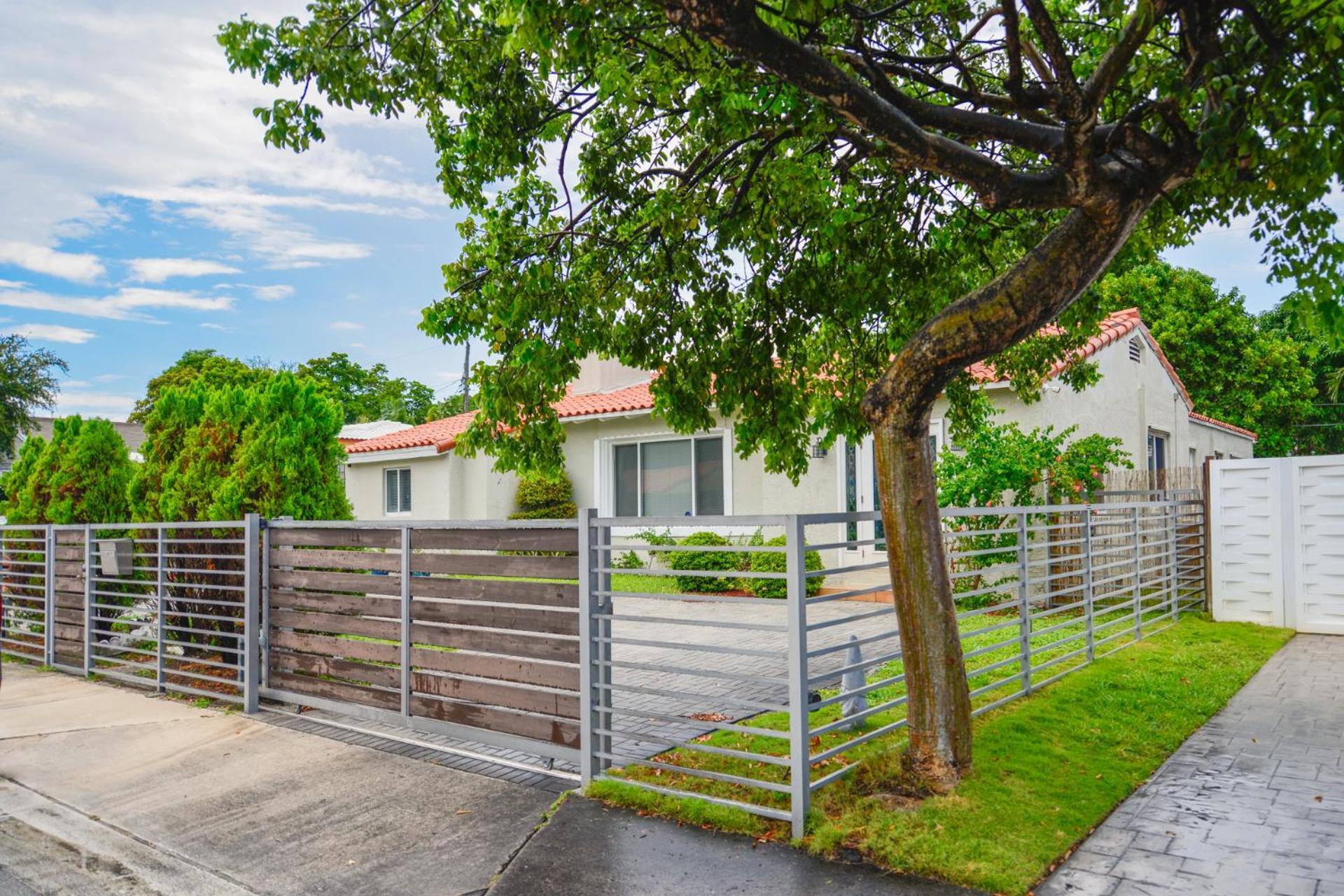 Discover Serenity In This Tranquil Miami Home Exterior photo